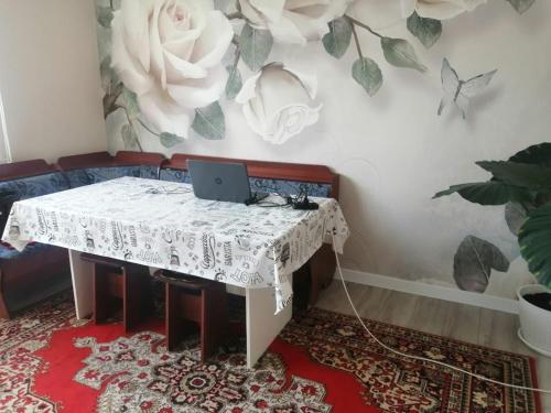 Zimmer mit einem Tisch und einem Laptop darauf in der Unterkunft Гостевой дом (Hostel) in Kochkorka