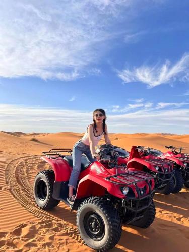 Επισκέπτες που μένουν στο Sahara Dream luxury Camp