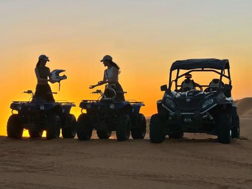 Επισκέπτες που μένουν στο Sahara Dream luxury Camp