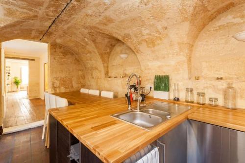 une cuisine avec un comptoir en bois et un évier dans l'établissement T3 de charme centre historique, à Bordeaux