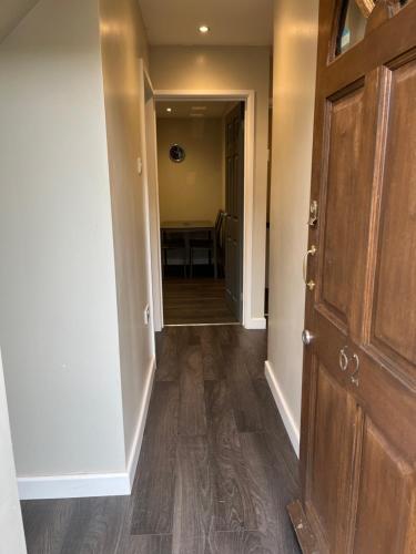 Afbeelding uit fotogalerij van Modern ground floor apartment Close to A45 A46 M1 M6 M69 in Tollbar End