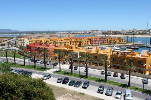 une vue aérienne sur une ville avec des palmiers et des bâtiments dans l'établissement 44B - FAlta o Quinhao, à Portimão