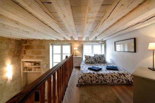 une chambre avec un lit et un escalier dans l'établissement T1 Bis au coeur du vieux Bordeaux, à Bordeaux