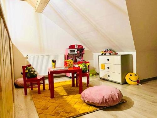 GÓRSKA CISZA - Apartamenty في سترونيش لونسكي: غرفة للأطفال مع طاولة وكرسي