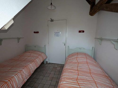 a bedroom with two beds and a closet at Sous le même ciel in Contigny