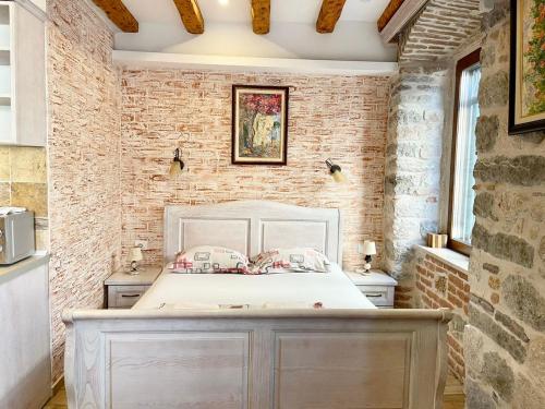 Φωτογραφία από το άλμπουμ του charli chaplin στο Κότορ