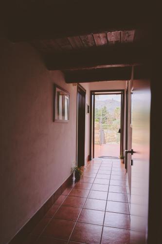a hallway with a door and a tiled floor at B&B Casale degli Ulivi in Avola