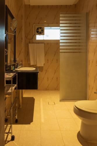 a bathroom with a toilet and a shower and a sink at فندق مكوث in Az Zulfi