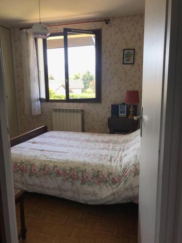une chambre avec un lit et une fenêtre dans l'établissement Comme chez Mamie, maison entière 1-6 personnes, à Alby-sur-Chéran