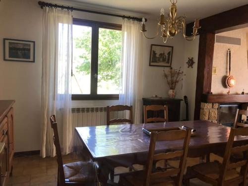 a dining room with a table and chairs and a window at Comme chez Mamie, maison entière 1-6 personnes in Alby