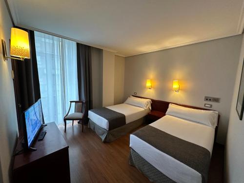 Кровать или кровати в номере Hotel Compostela Vigo