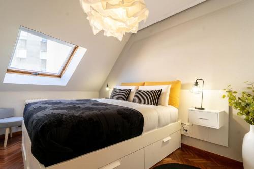 ビーゴにあるDúplex en el puerto de Vigo by CABANA Rentalsのベッドルーム1室(大型ベッド1台、窓付)