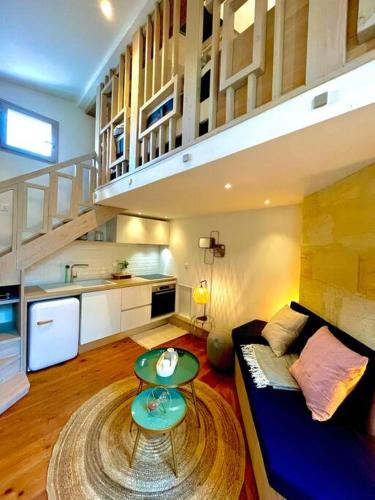 un salon avec un canapé et une table dans l'établissement T1 Bis au coeur du centre historique, à Bordeaux