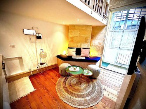 un salon avec un canapé et une table dans l'établissement T1 Bis au coeur du centre historique, à Bordeaux