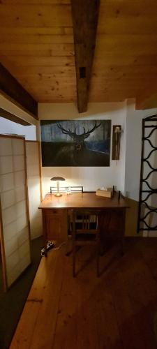 a wooden desk in a room with a painting on the wall at ALMRAUSCH in Ebbs