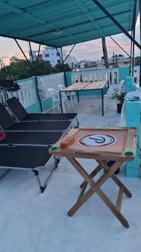 een tafeltennistafel op het dak van een huis bij SUISSE . CH APPARTEMENT in San Pedro de Macorís