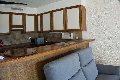 una habitación de hotel con una barra y una silla azul en Verbier Appartement Andrea, en Verbier