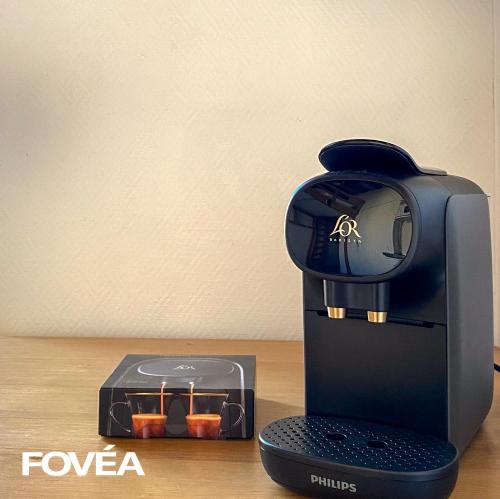 une cafetière assise au-dessus d'une table dans l'établissement Arés, à Caen