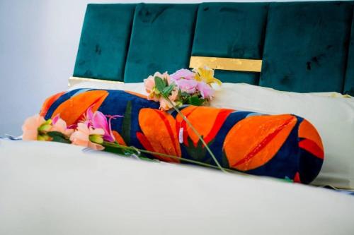 a blanket with flowers on top of a bed at Stunning 4-Bed Villa in cocody engre Abidjan in Cocody