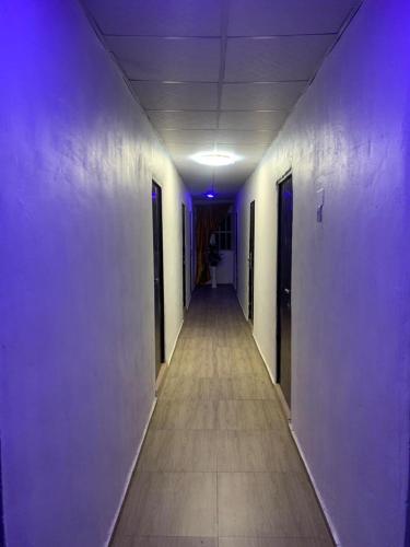 een lege hal in een kantoorgebouw met paarse lichten bij TSG Hotel in Ado Ekiti