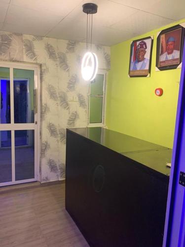 ein Zimmer mit einer Tischtennisplatte in einem Zimmer in der Unterkunft TSG Hotel in Ado Ekiti