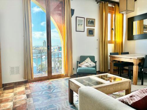 een woonkamer met een bank en een tafel bij Barceloneta Ramblas Apartments in Barcelona