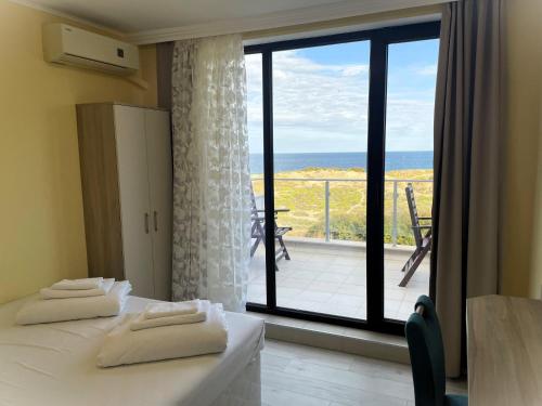 普里莫爾斯科的住宿－Apart-Hotel Panorama Sea LUX，一间带两张床的卧室,享有海景