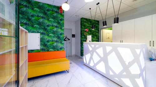 eine Lobby mit einer grünen Wand mit Pflanzen in der Unterkunft Czarna Perła - Czarna Góra Resort by Sun & Snow z nielimitowanym basenem in Heudorf