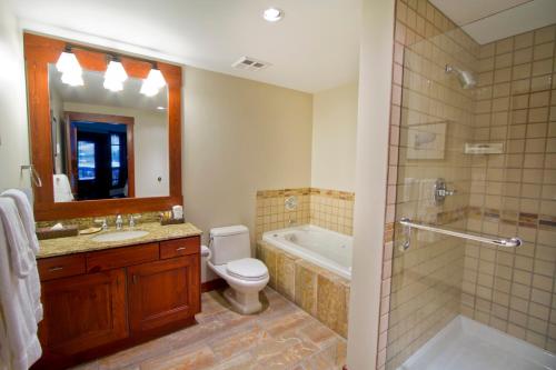 ein Badezimmer mit einer Badewanne, einem WC und einem Waschbecken in der Unterkunft First Tracks Lodge in Whistler