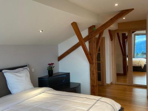 茹普特河畔巴斯特爾的住宿－Guestroom Basse-sur-le-Rupt, 1 pièce, 2 personnes - FR-1-589-627，一间带白色床的卧室和一间带精灵器的房间
