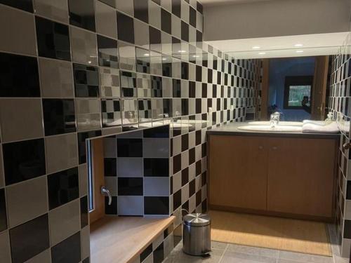 baño con una pared de azulejos en blanco y negro en Guestroom Basse-sur-le-Rupt, 1 pièce, 2 personnes - FR-1-589-625, en Basse-sur-le-Rupt