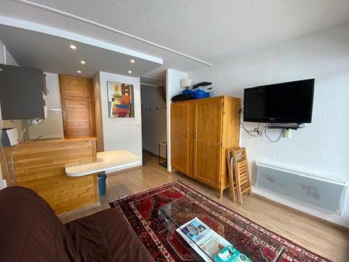 un salon avec une télévision à écran plat au mur dans l'établissement Studio 4 pers balcon, accès direct pistes, ascenseur - FR-1-602-115, à Arette