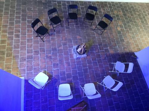 vista sul soffitto di un gruppo di sedie su un pavimento piastrellato di Hotel Misty Haven Retreat a Yercaud