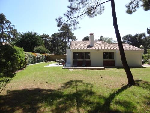 Photo de la galerie de l'établissement Maison rénovée 8-10 pers avec jardin clos, proche plage et forêt, WiFi, stationnement inclus - FR-1-323-375, à Saint-Jean-de-Monts