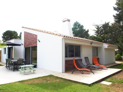 Photo de la galerie de l'établissement Maison rénovée 8-10 pers avec jardin clos, proche plage et forêt, WiFi, stationnement inclus - FR-1-323-375, à Saint-Jean-de-Monts