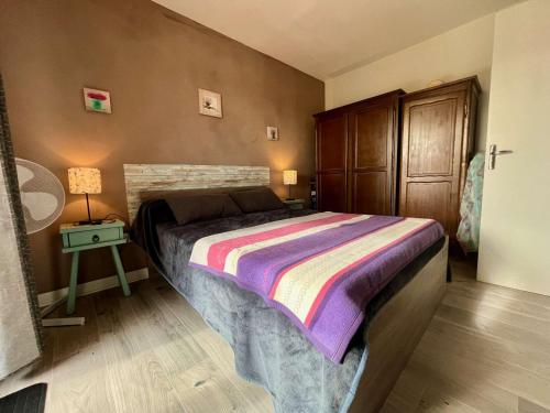 Un dormitorio con una cama con una manta de colores. en Appartement Cavalaire-sur-Mer, 2 pièces, 4 personnes - FR-1-226B-178, en Cavalaire-sur-Mer