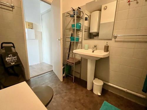 une petite salle de bain avec un lavabo et une douche dans l'établissement Appartement climatisé, 2 pièces avec terrasse, parking privé, proche plage et commerces - FR-1-226B-178, à Cavalaire-sur-Mer
