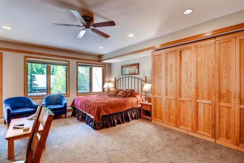 1 dormitorio con 1 cama y ventilador de techo en Mountain House by Keystone Resort, en Keystone
