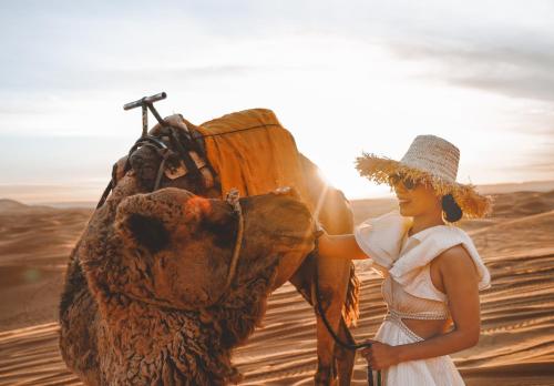 Επισκέπτες που μένουν στο Sahara Dream luxury Camp