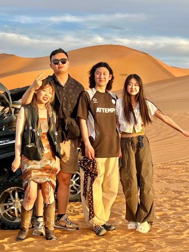 Επισκέπτες που μένουν στο Sahara Dream luxury Camp