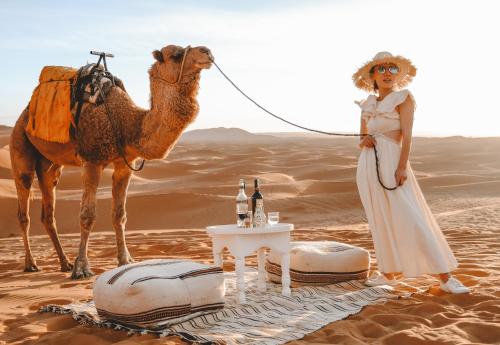Επισκέπτες που μένουν στο Sahara Dream luxury Camp