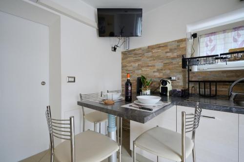 ロッツァーノにあるPretty Home Rozzanoのキッチン(椅子とテーブル付きのカウンター付)