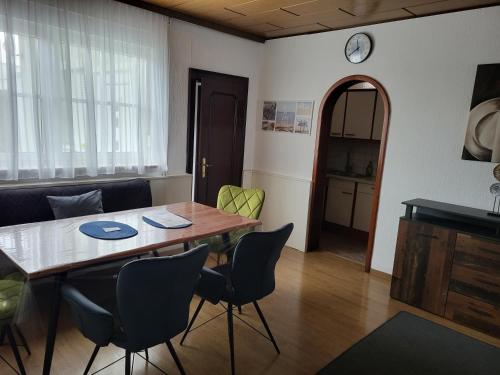 ein Esszimmer mit einem Tisch und Stühlen in der Unterkunft Gemütliches Wohnen in Frauenkirchen im Burgenland in Frauenkirchen