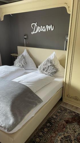 Postel nebo postele na pokoji v ubytování Hotel Nürnberger Hof in Altdorf