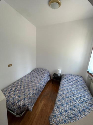 a bedroom with two beds in a room at Villa per gruppi fino a 20 persone, con piscina privata, camino e grande giardino nelle colline marchigiane in Pian di Mulino