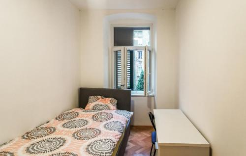 - une petite chambre avec un lit et une fenêtre dans l'établissement 4 Bedroom Awesome Apartment In Rijeka, à Rijeka