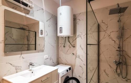 La salle de bains est pourvue d'une douche, d'un lavabo et d'un lave-linge. dans l'établissement 4 Bedroom Awesome Apartment In Rijeka, à Rijeka