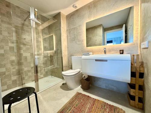 a bathroom with a toilet and a sink and a shower at 5 Apartamento Iconic Beach in Gran Alacant