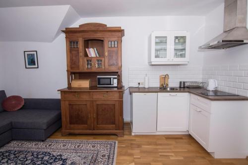 een kleine keuken met een bank en een magnetron bij Apartamenty Gościnne 54 Szklarska Poręba in Szklarska Poręba