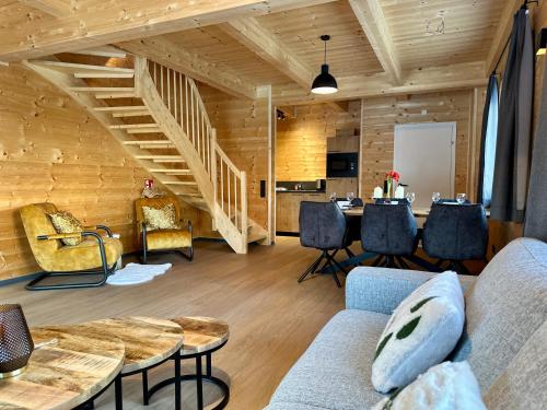 ein Wohnzimmer mit einem Sofa und einem Tisch in der Unterkunft Clofers Nature Chalets Obermöschach in Hermagor